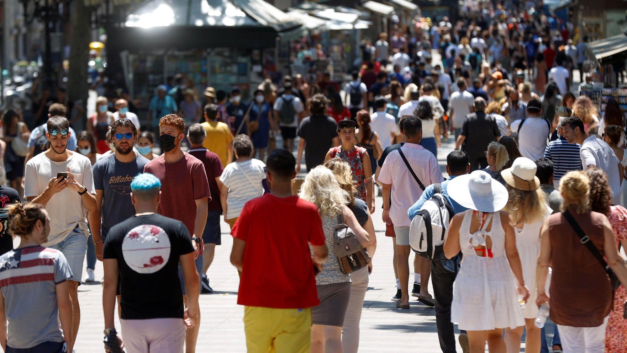 Paseando por La Rambla con y sin mascarilla, este sábado.