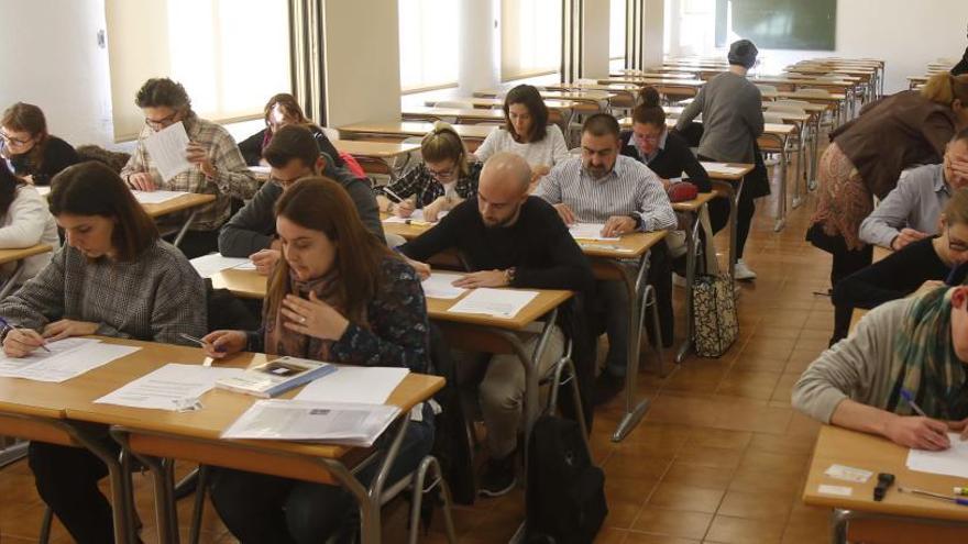 Alumnos se examinan de la UNED.