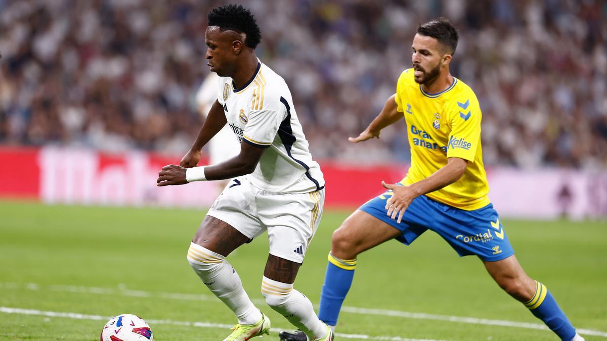 Archivo - El delantero del Real Madrid Vinícius Júnior, ante el centrocampista de la UD Las Palmas en el partido disputado en el Santiago Bernabéu de Liga EA Sports 2023-2024.