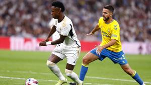 Archivo - El delantero del Real Madrid Vinícius Júnior, ante el centrocampista de la UD Las Palmas en el partido disputado en el Santiago Bernabéu de Liga EA Sports 2023-2024.