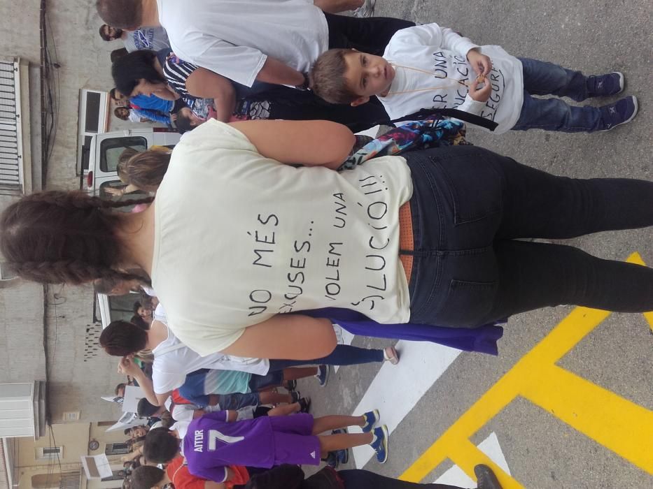 Protesta por el mal estado del colegio de la Font d'en Carròs