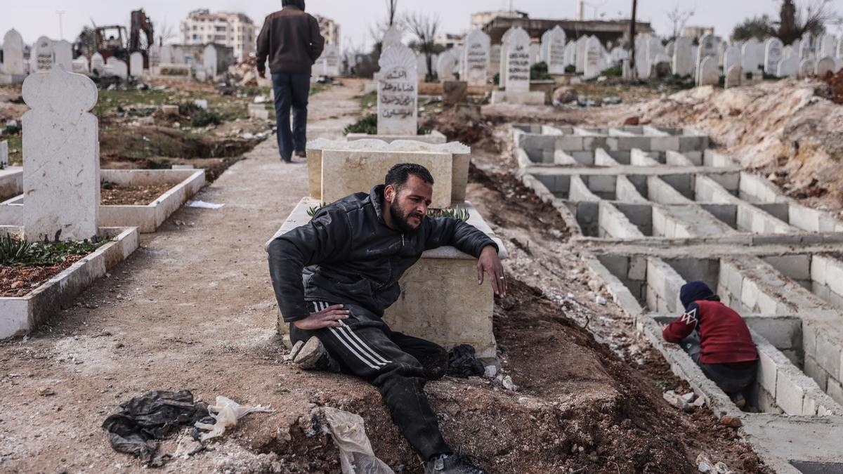 Los sirios entierran a sus victimas del terremoto
