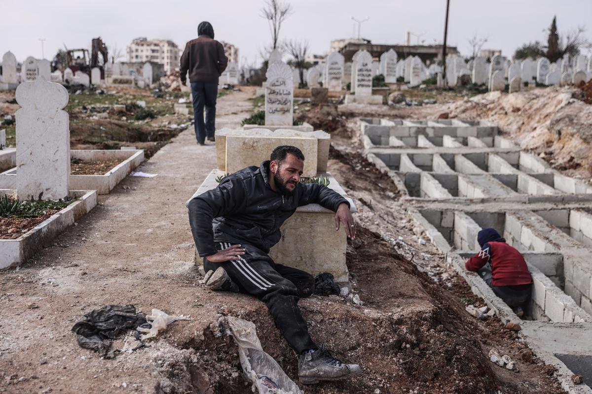 Los sirios de Idlib entierran a sus familiares que murieron como resultado del devastador terremoto a lo largo de la frontera turco-siria