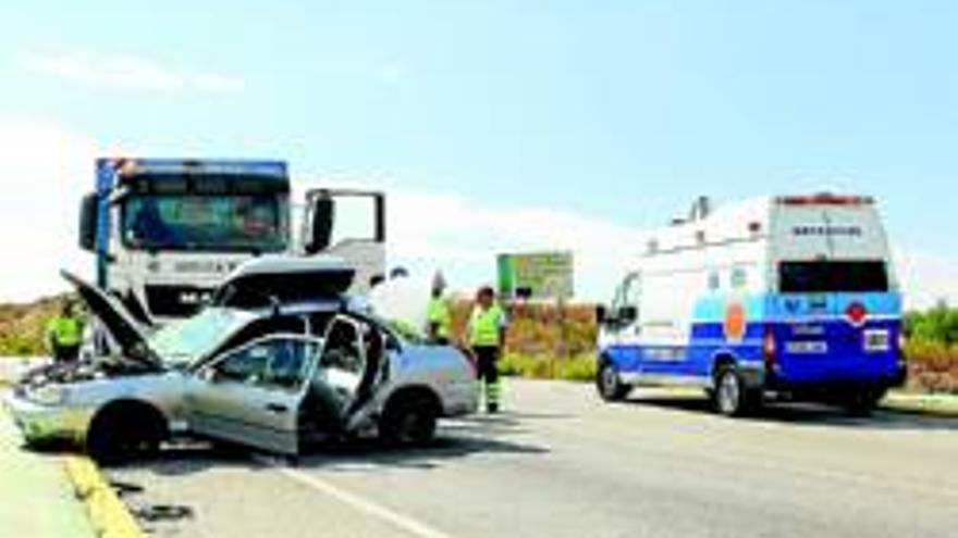 Seis heridos en una violenta colisión entre un camión y un turismo