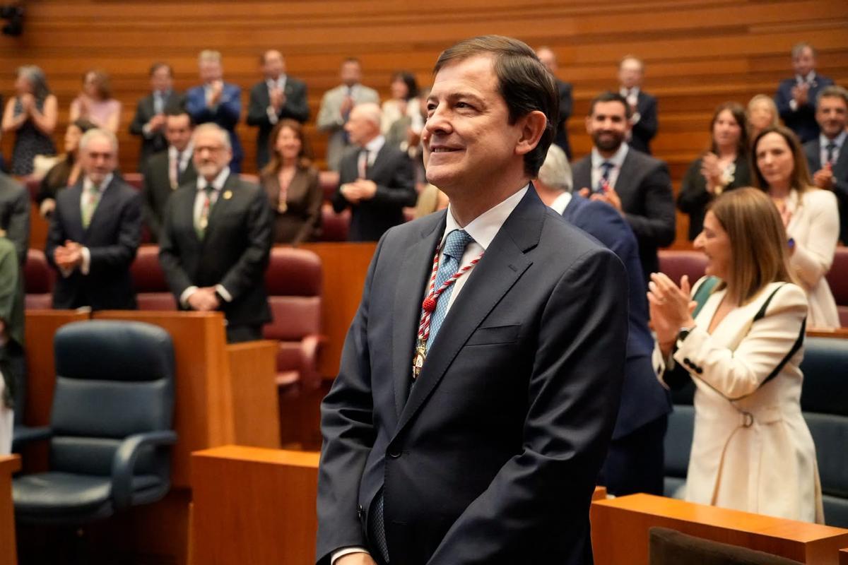Alfonso Fernández Mañueco llega a las Cortes de Castilla y León para jurar el cargo de presidente de la Junta.