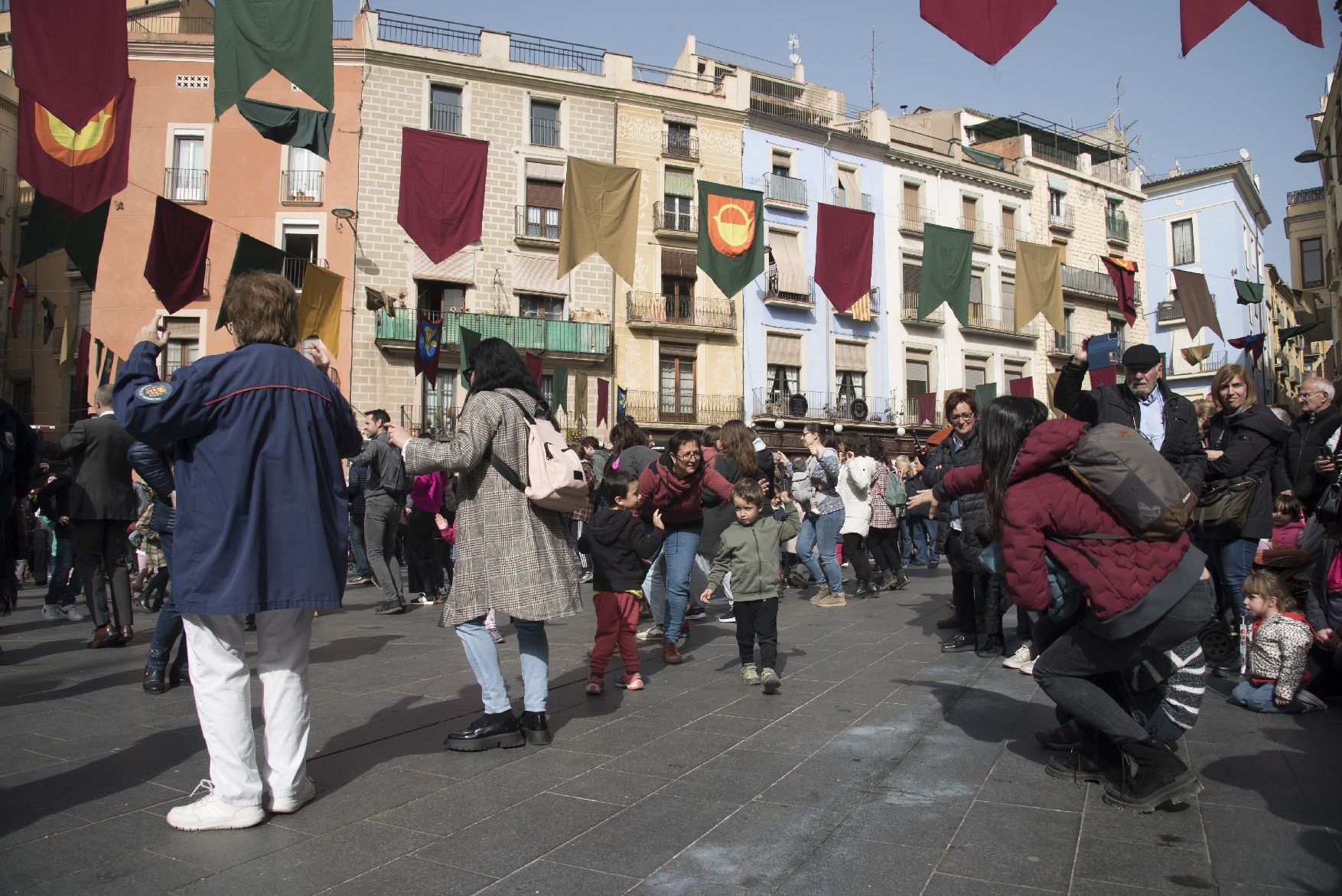 La imatgeria i els Tirallongues es llueixen enmig d'una plaça Major plena per la Festa de la Llum