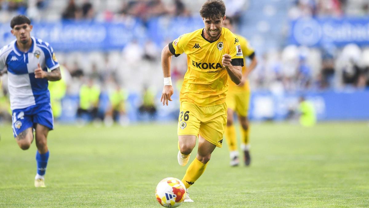 Guti progresa con la pelota durante el Sabadell-Hércules jugado en la Nova Creu Alta el día de su debut como titular.