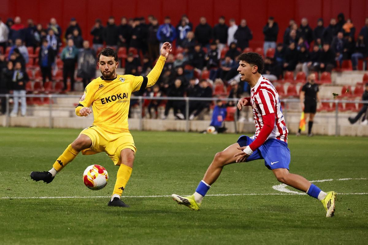 Mehdi Puch, el mejor en ataque junto a Samu Vázquez, trata de controlar el balón.