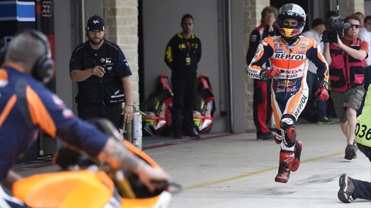 Marc Márquez corre en el 'pit lane' para coger su segunda moto tras estropearse la primera durante la sesión de calificación del GP de las Américas.