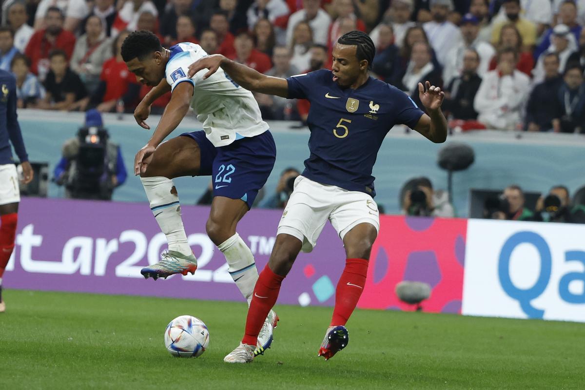 Jude Bellingham lucha por un balón con Jules Koundé en el Inglaterra-Francia.