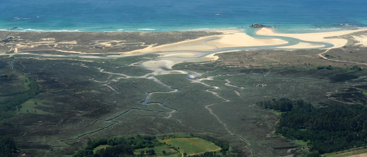 Vista aérea del Parque Natural de Corrubedo e Lagoas de Carregal e Vixán.