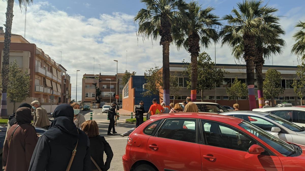 Testigos y policías locales se aproximan a la víctima tras el atropello en Burriana.