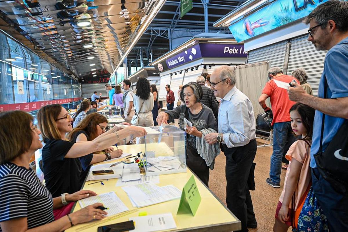 Votaciones en el mercado del Ninot, en Barcelona