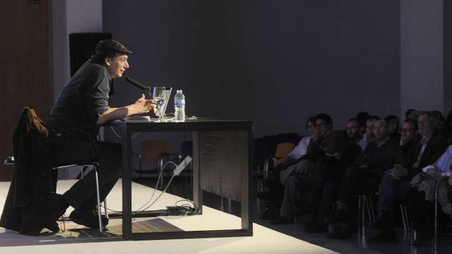 El cineasta José Luis Guerín presenta su cinta &#039;La academia de las musas&#039;, en el CGAI