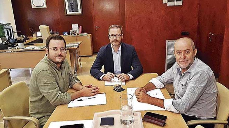 Miquel Cabot (izquierda), JosÃ© Hila (centro) y Joan Francesc Canyelles se reunieron ayer en Cort.