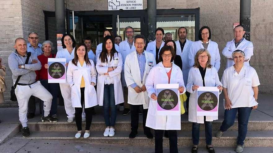 Trabajadores del centro de salud de Lérez concentrados a sus puertas. Abajo, manifestación de Prosagap en Santiago de Compostela. // FdV