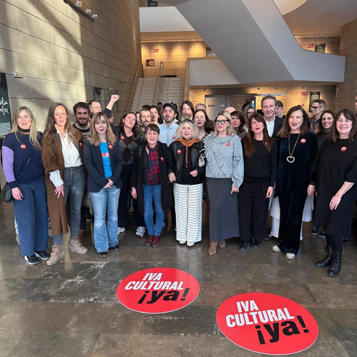Concentración y protesta en el IVAM de las galerías de arte contra el IVA cultural junto a la consellera de Cultura, Carmen Ortí.