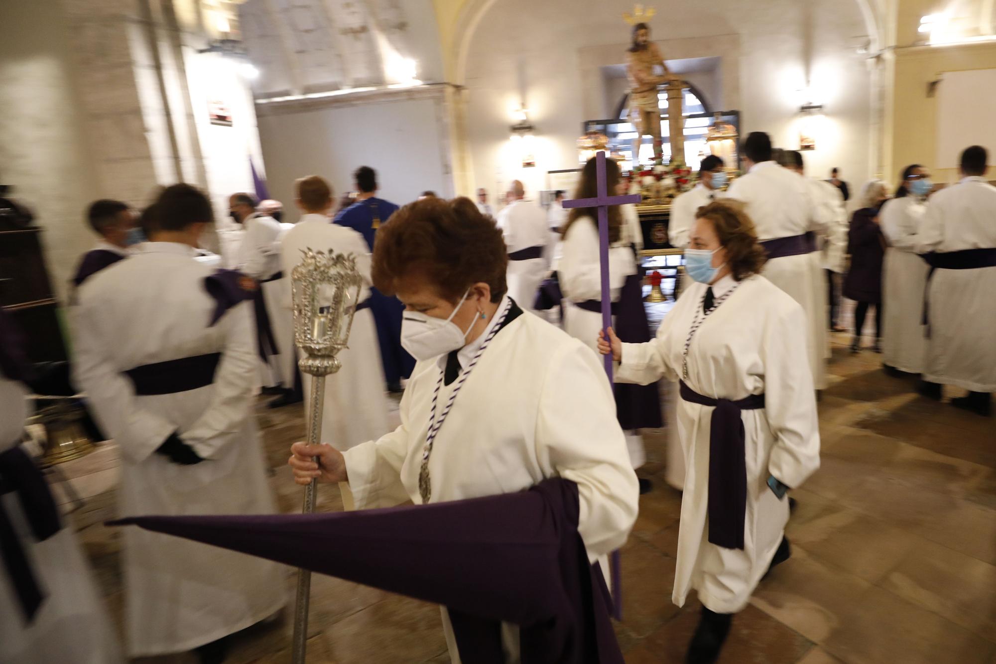 EN IMÁGENES: La lluvia da al traste con la procesión del Silencio en Oviedo, pero no ahoga el fervor cofrade