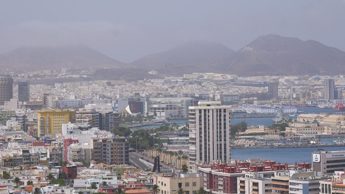 Vista de la Isleta con calima, este domingo, 10 de agosto, en Las Palmas de Gran Canaria.