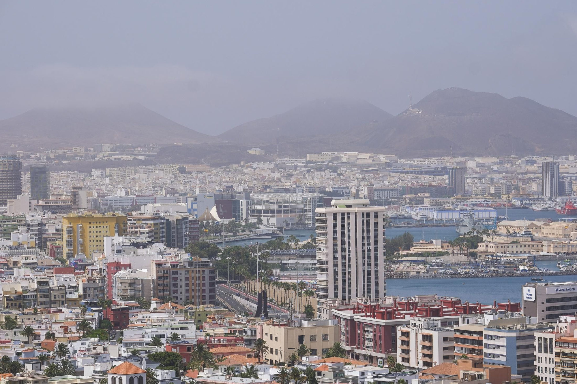Vista de la Isleta con calima, este domingo, 10 de agosto, en Las Palmas de Gran Canaria.
