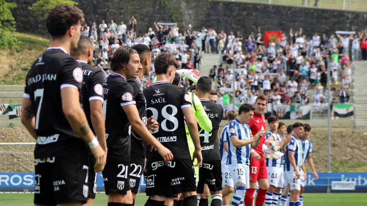Futbolistas del Mérida, a la izquierda, antes del inicio del partido del pasado domingo.