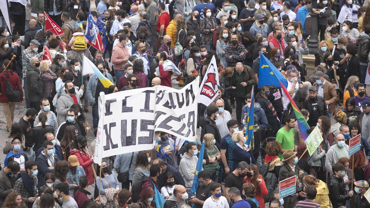 Los partidarios de la cooficialidad del asturiano se manifiestan en Oviedo