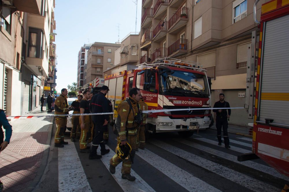 Los bomberos durante la extinción del incendio en la nave industrial dedicada a la fabricación de calzado en la pedanía de La Galia