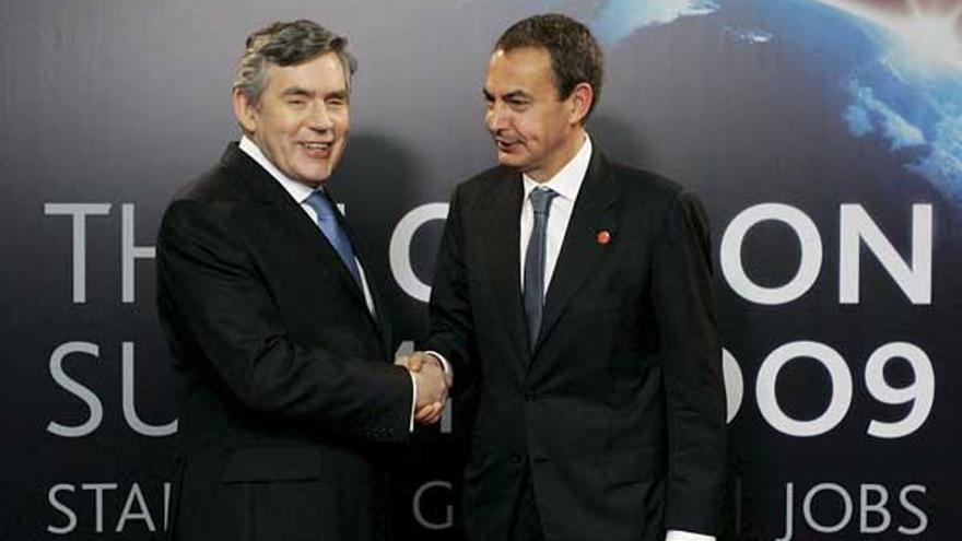 José Luis Rodríguez Zapatero estrecha la mano del primer ministro británico Gordon Brown.