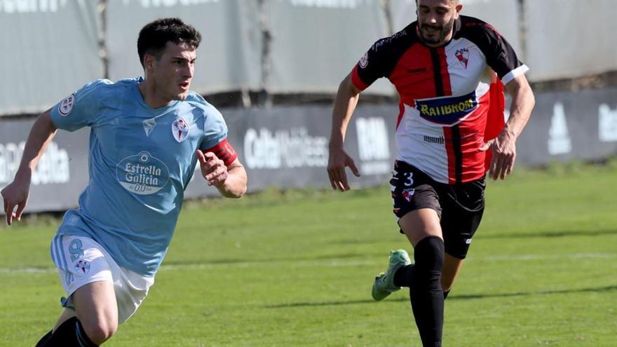 Cotilla persigue a Mario Cantero durante un lance del encuentro de ayer