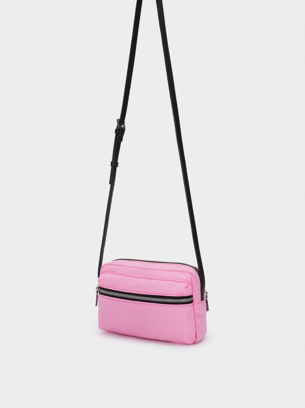 Bolso bandolera de náilon. Asa bandolera ajustable. Bolsillo exterior con cremallera.