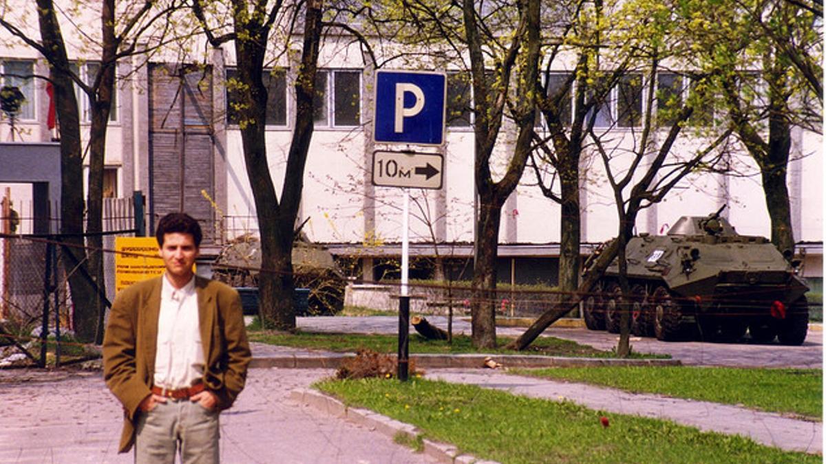 Xavier Vinyals, en 1990, ante los tanques en Lituania.