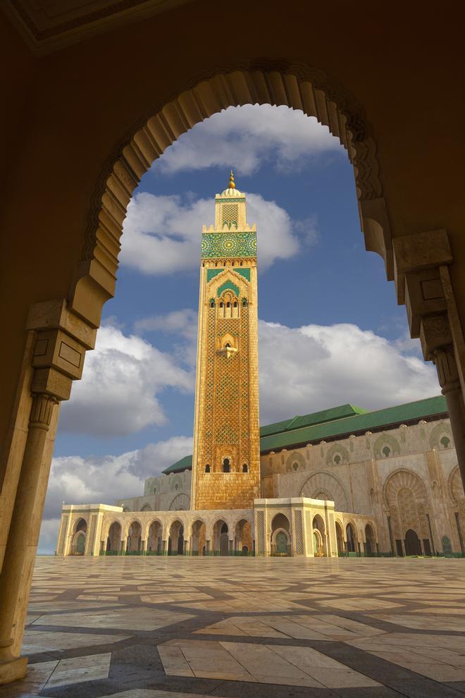 La mezquita Hassan II se asienta sobre el mar.