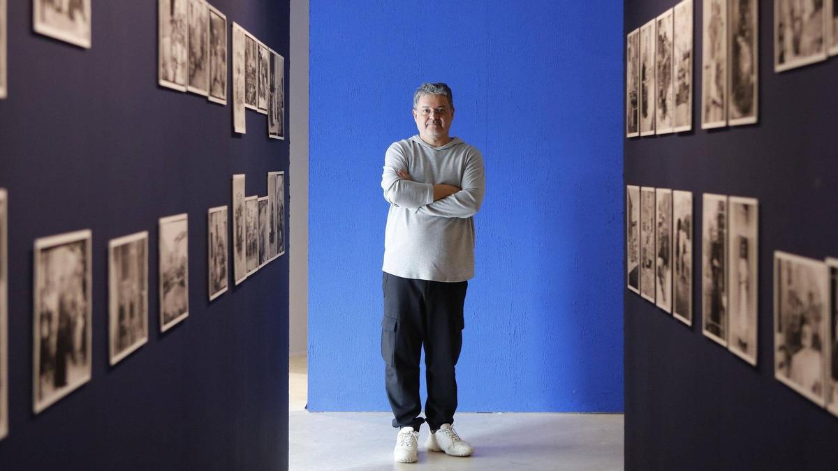 Antoni Garau, Leiter des Fotografie-Zentrums, hinter dem „Foto-Tunnel“ der aktuellen Ausstellung zum Werk von Tomàs Monserrat.