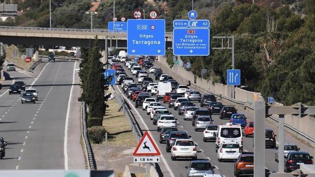 Desenes de vehicles en una carretera amb tràfic, en una imatge d’arxiu.