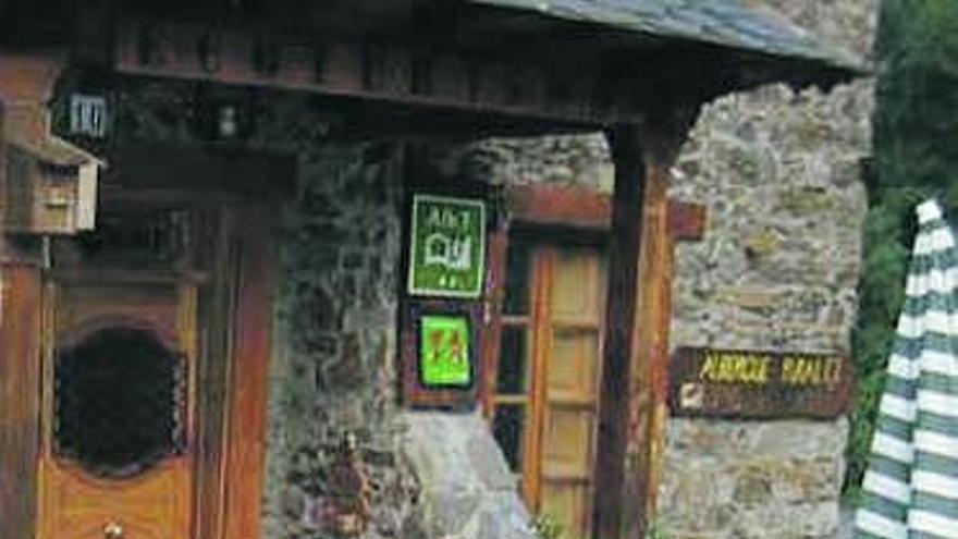 Turistas en una casa rural de Fuentes del Narcea.