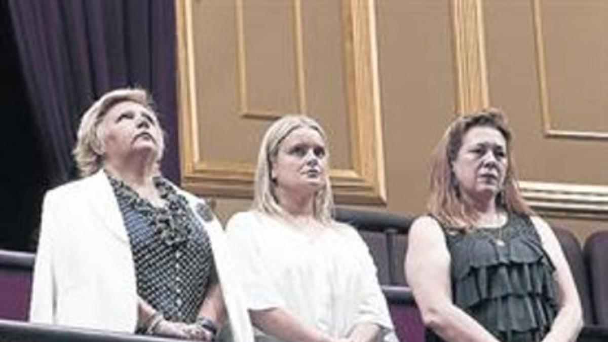 Las presidentas de las asociaciones de víctimas, en el Congreso.