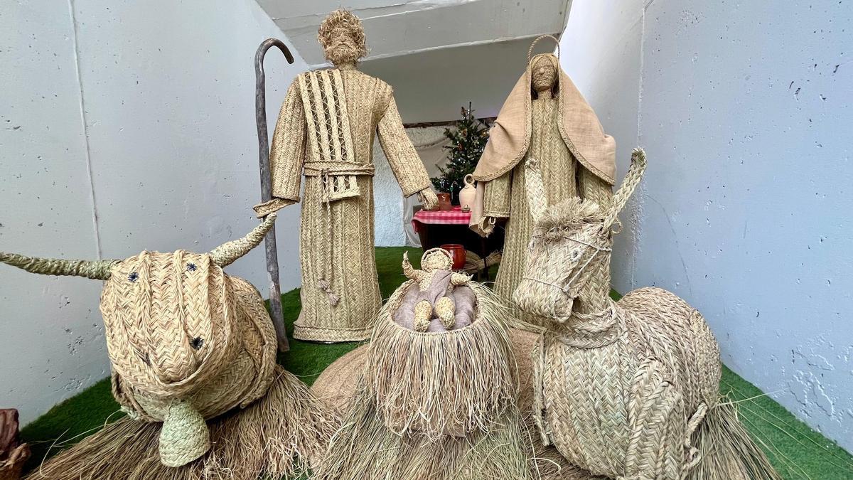 El belén de la Associació d'Amics de l'Espart “Antonio i Matilde” ha incorporado dos figuras nuevas en los bajos del puente de San Sebastián en Crevillent