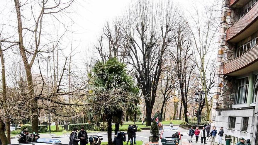 Agentes de la Guardia Civil vigilan la sede de UGT en Oviedo durante el registro del pasado 17 de enero.