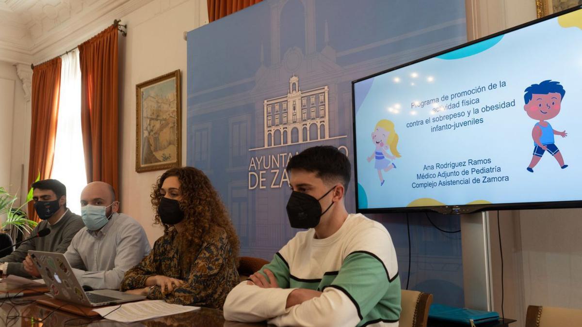 La pediatra Ana Rodríguez, junto al educador físico Carlos Castaño; el concejal de Deportes, Manuel A. Alonso; y el gerente del Colegio de Licenciados de Educación Física, Javier Díaz.