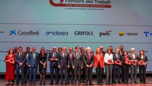 Barcelona 25/11/2025 Economía XVIII Premis Foment del Tribal-Guardons Ferrer Salat - Foto grupal de los ganadores junto a autoridades, entre ellas Salvador Illa,presidente de la Generalitat de Catalunya,Josep Sánchez Llibre,presidente de Foment del Treball,Josep Rull,presidente del Parlament de Catalunya. AUTOR: JORDI OTIX