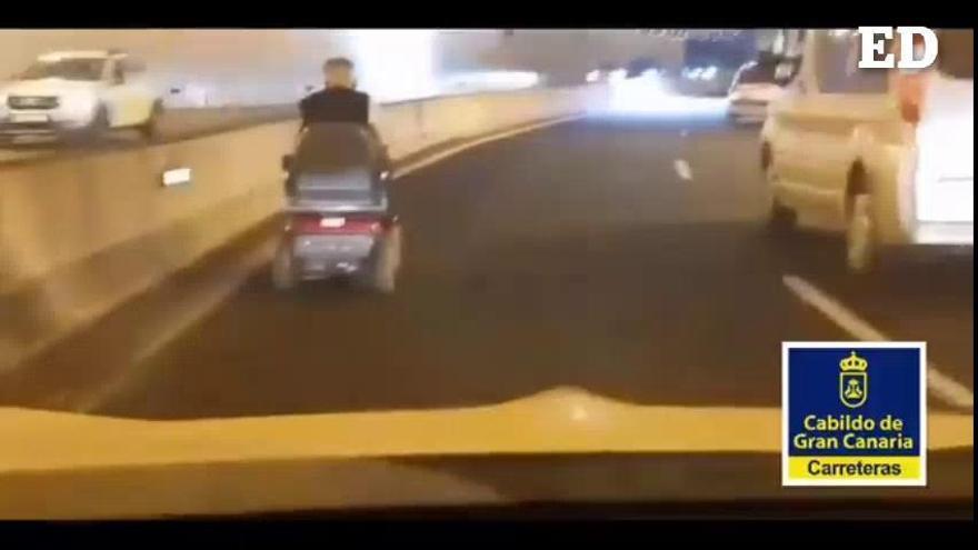 Vídeo: Circula con su silla eléctrica por un túnel de Gran Canaria