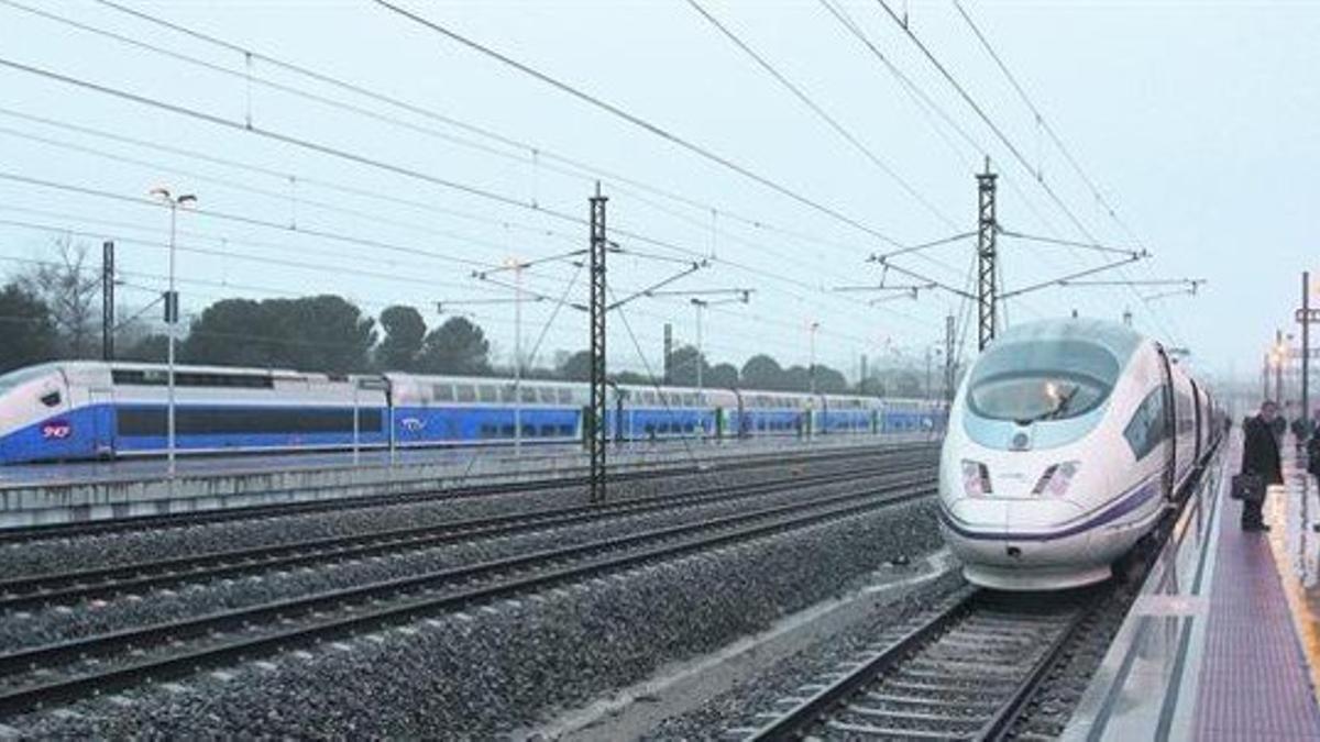 Un AVE de Renfe (a la derecha) detenido en la estación de Figueres-Vilafant junto a un TGV de la SNCF, el pasado 9 de enero.