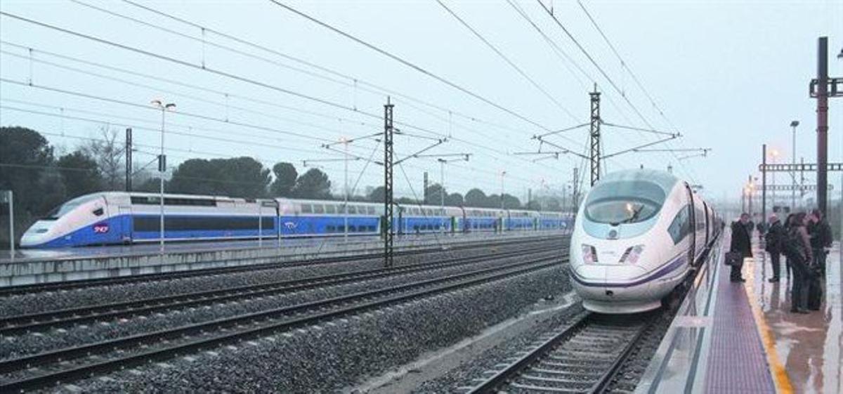Un AVE de Renfe (a la dreta) aturat a l’estació de Figueres-Vilafant al costat d’un TGV de la SNCF, el 9 de gener passat.