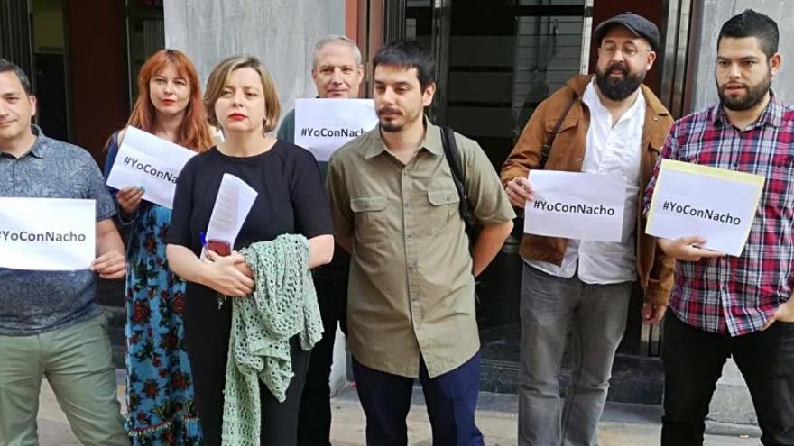 Fernández del Páramo, en el centro, con Ana Taboada y otros concejales y trabajadores.