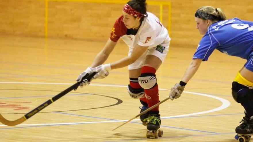 María Díez controla la bola.