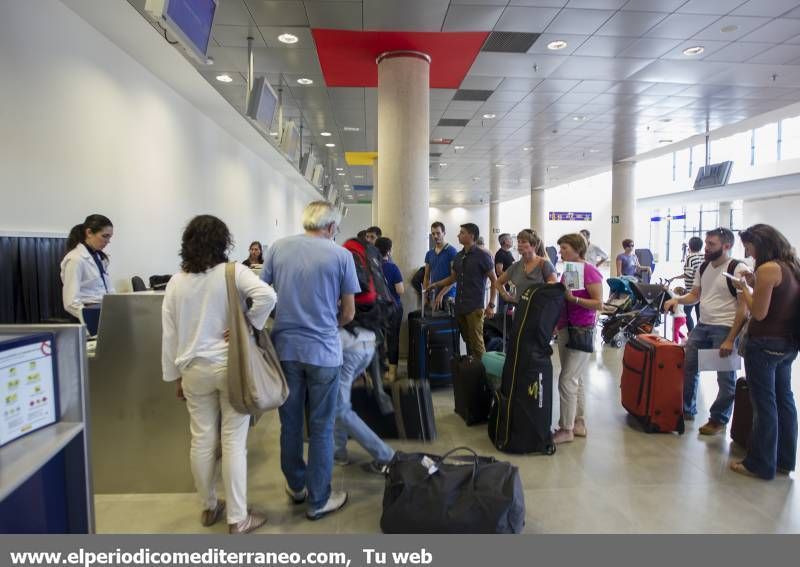 GALERÍA DE FOTOS -- Primer vuelo comercial en el aeropuerto de Castellón