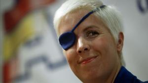 Els familiars i amics de María de Villota acomiaden les seves restes abans de la incineració.