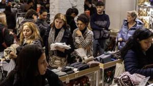 Un comerç de Barcelona en el seu primer dia de rebaixes, dimarts. | JORDI OTIX