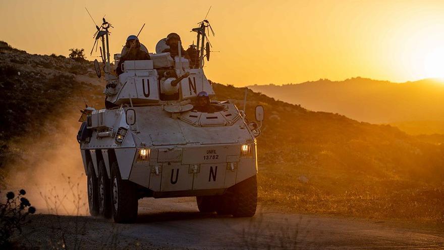 Carros de combate israelíes disparan a una patrulla española de cascos azules en el Líbano