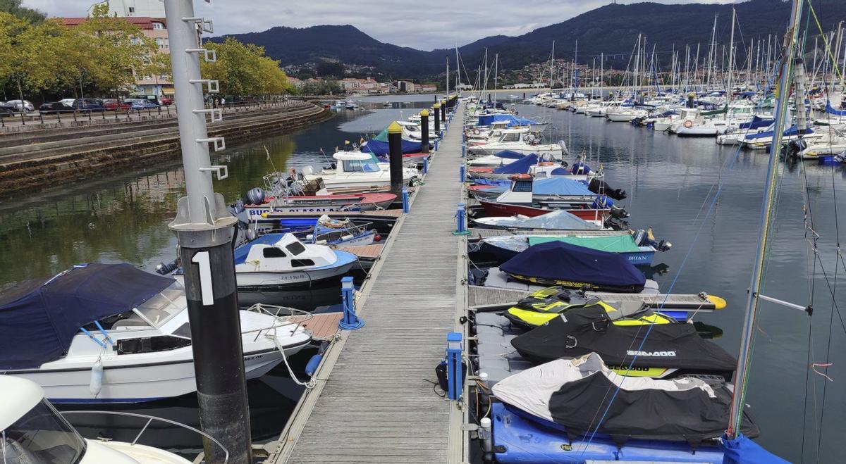 Pantalanes del puerto deportivo de Moaña, con 400 amarres. | SANTOS ÁLVAREZ
